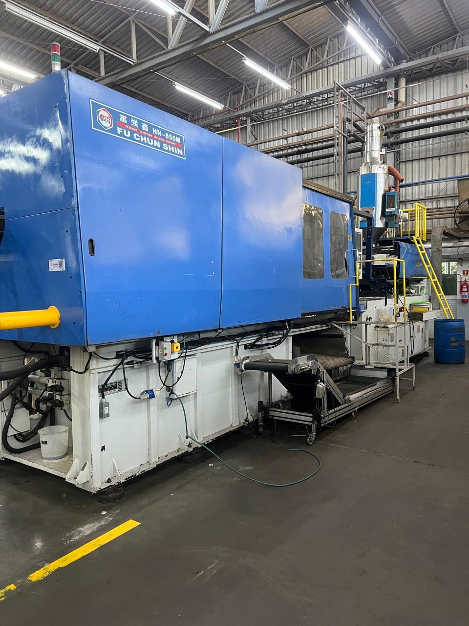 Máquina Injetora FCS HN850M, 850ton, c/ inversor, ano 2007