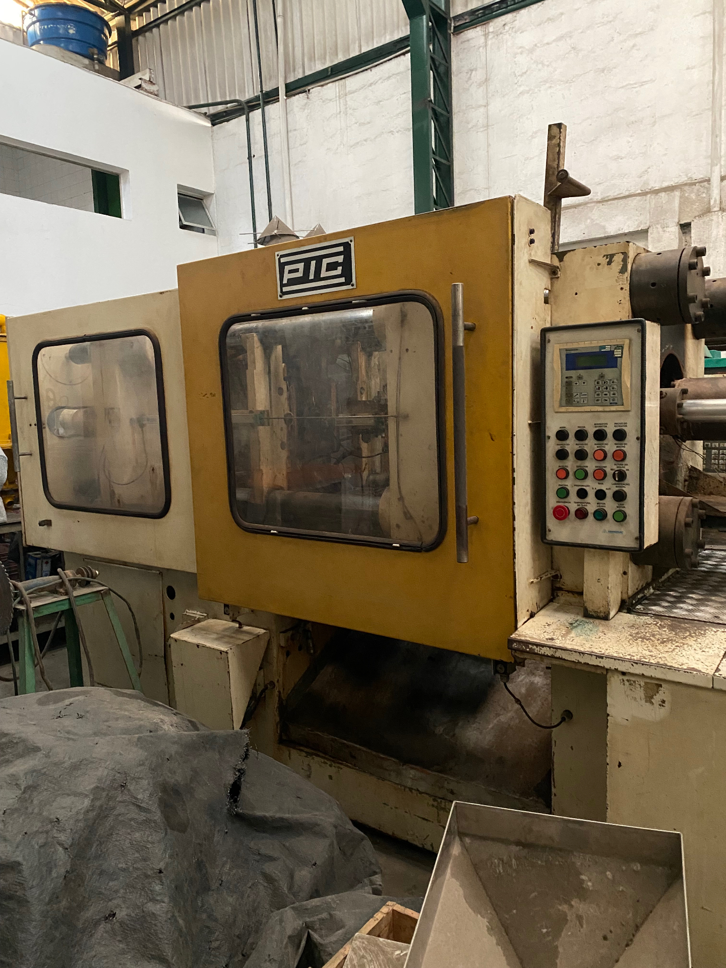 Máquina Injetora PIC 250ton, ano 1989, retrofit painel